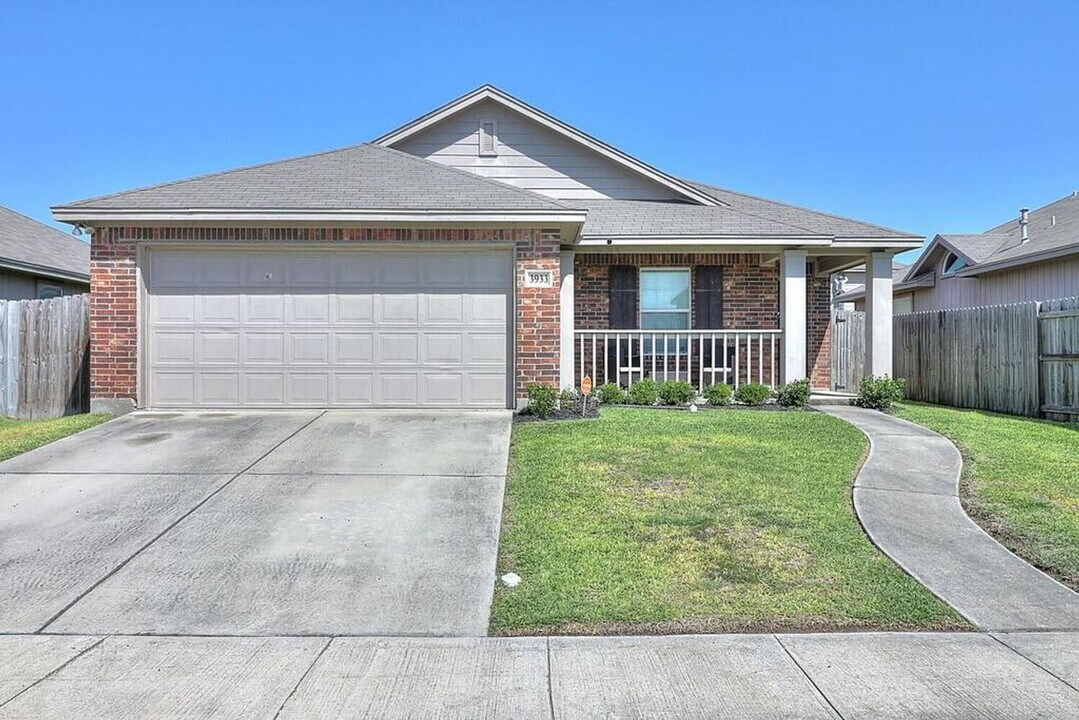 3933 Fred's Folly Dr in Corpus Christi, TX - Building Photo