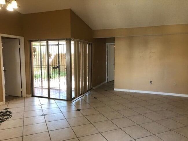 809 NE 214th Ln in Miami, FL - Building Photo - Building Photo