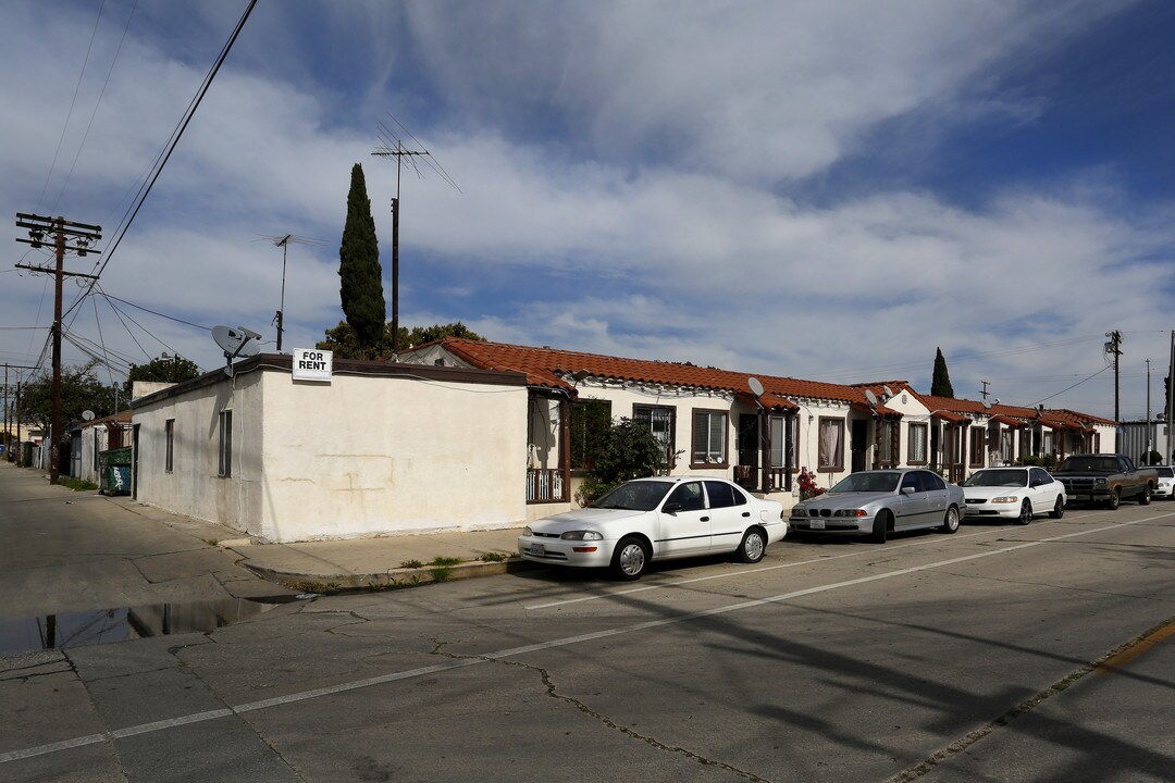 Benwell Court in Wilmington, CA - Foto de edificio