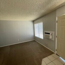 12996 Navajo Rd, Unit B in Apple Valley, CA - Building Photo - Building Photo
