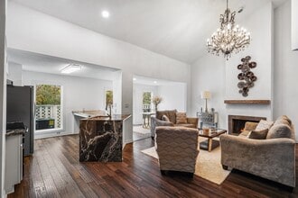 9400 Doliver Dr in Houston, TX - Building Photo - Building Photo