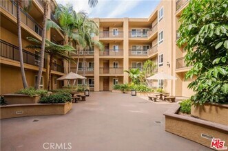 1401 S St Andrews Pl, Unit 103 in Los Angeles, CA - Foto de edificio - Building Photo