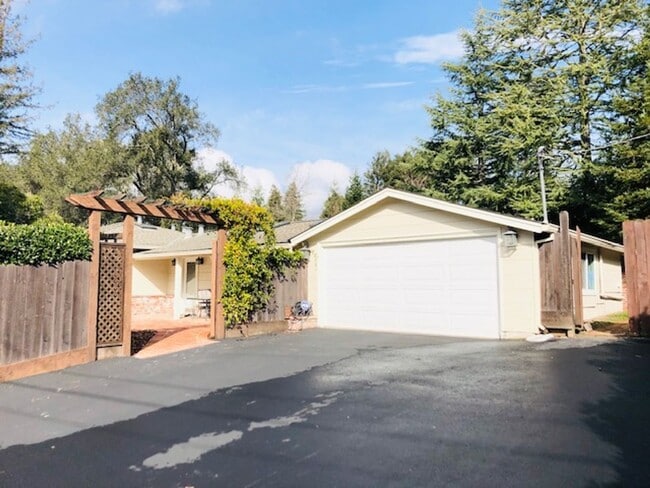 71 Meadow View Rd in Orinda, CA - Building Photo - Building Photo