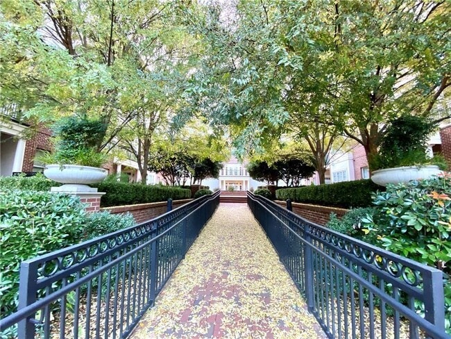 3635 E Paces Cir in Atlanta, GA - Foto de edificio - Building Photo