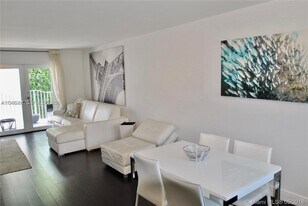 61 Collins Ave in Miami Beach, FL - Building Photo