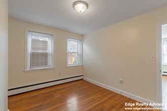 132 Emerson St, Unit 33 in Boston, MA - Foto de edificio - Building Photo