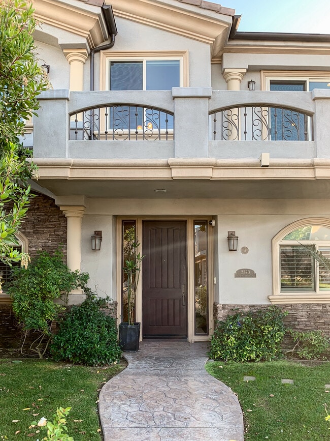 property at 2220 Vanderbilt Ln