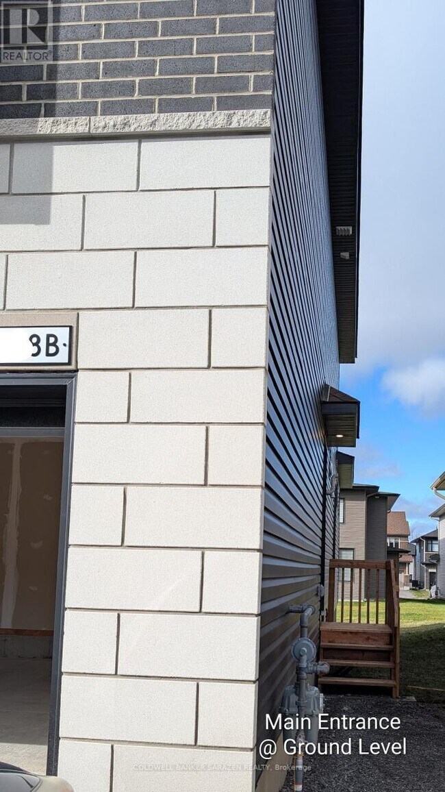 238B Ginebik Wy in Ottawa, ON - Building Photo - Building Photo