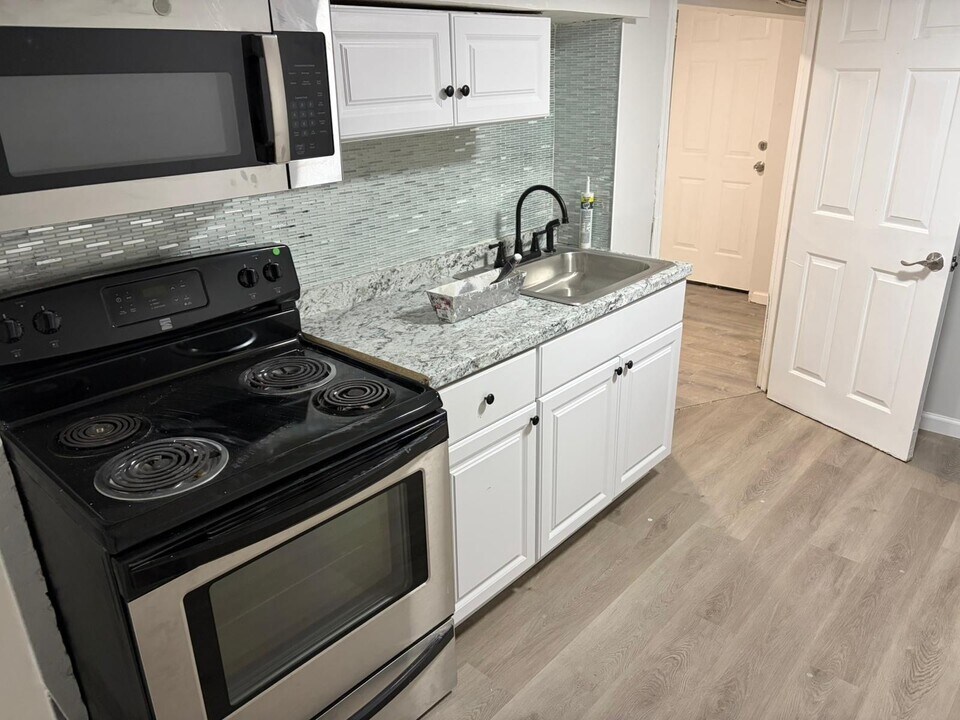 327 Dover St in Bridgeport, CT - Building Photo