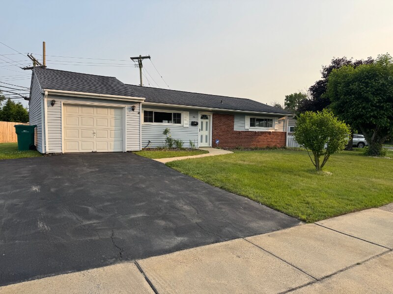 82 Indian Creek Dr in Levittown, PA - Building Photo
