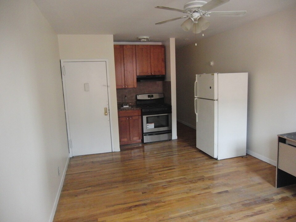 104 Graham Ave in Brooklyn, NY - Foto de edificio