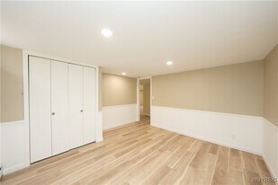 100 Bridle Ln in Elma, NY - Building Photo