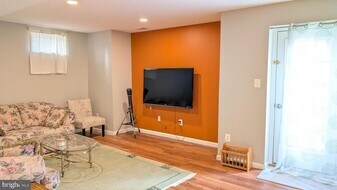 6721 Sycamore Park Dr in Haymarket, VA - Building Photo