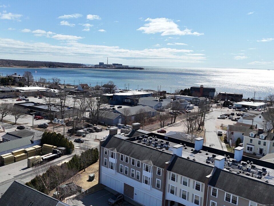 38 Hope St in East Lyme, CT - Building Photo
