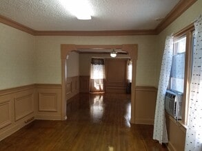 1315 W 36th Pl in Los Angeles, CA - Foto de edificio - Building Photo