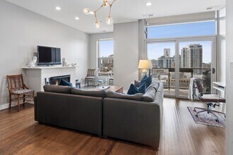 150 W Superior St in Chicago, IL - Building Photo - Building Photo
