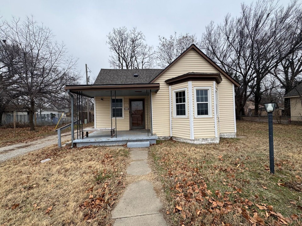 317 N Ash St in Newton, KS - Building Photo