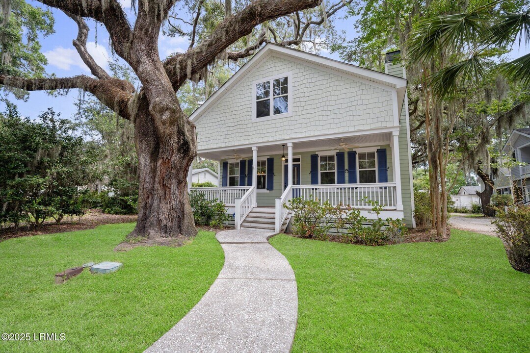 1301 Newcastle St in Beaufort, SC - Building Photo