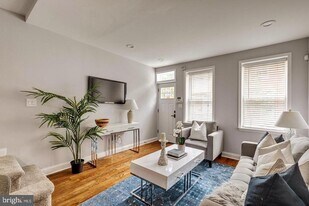 1553 S Woodstock St in Philadelphia, PA - Building Photo