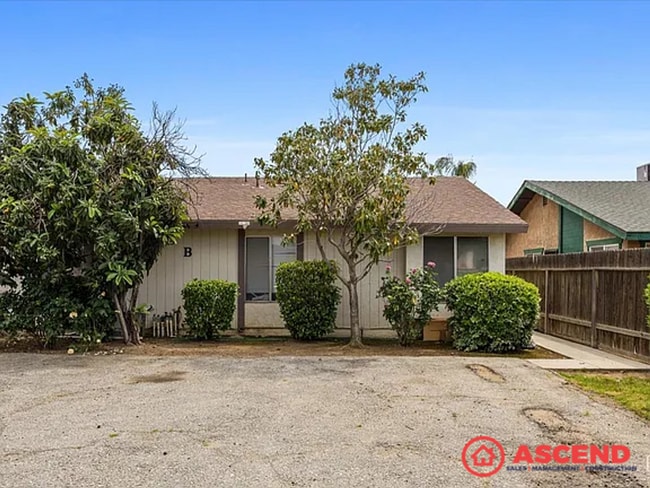 205 Universe Ave-Unit -205 Universe Ave #B in Bakersfield, CA - Building Photo - Building Photo