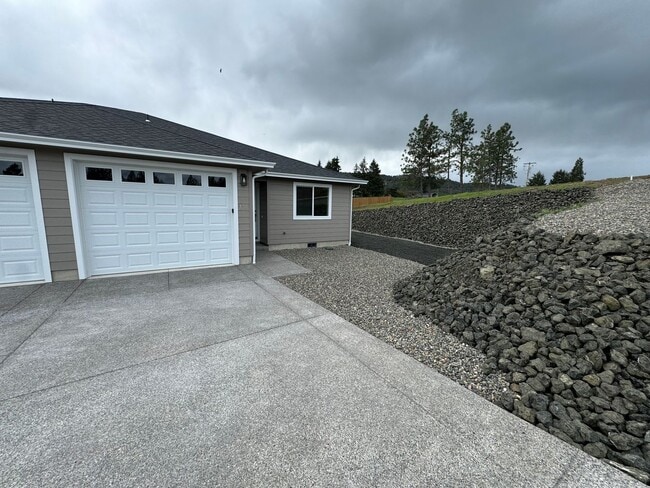 136 Donald Trump Ln in Roseburg, OR - Building Photo - Building Photo