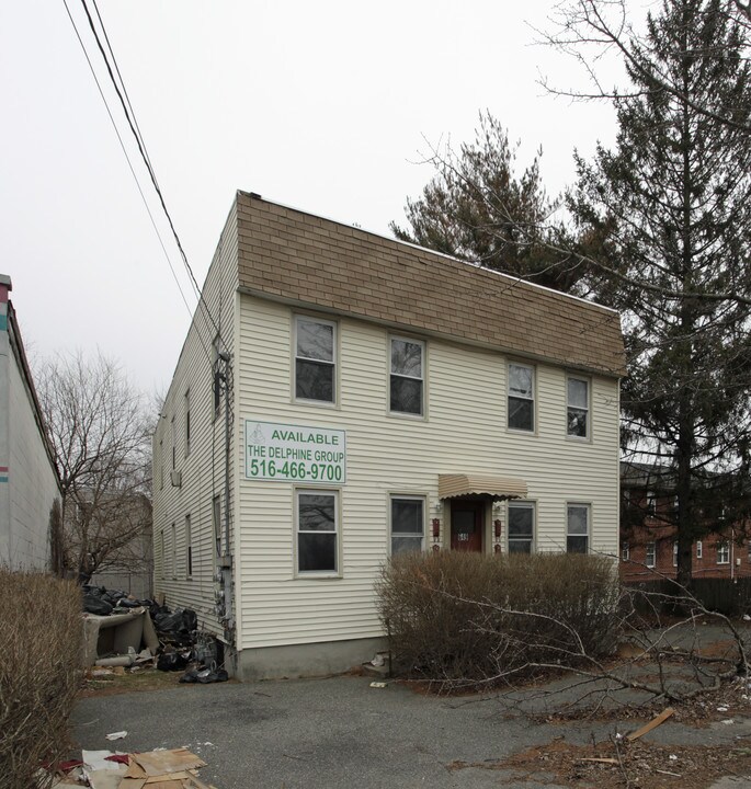 649 Nassau Rd in Uniondale, NY - Building Photo