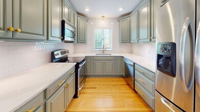 10 Herster Dr in East Lyme, CT - Building Photo - Building Photo