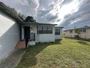 7860 SW 16th St in Miami, FL - Building Photo - Building Photo