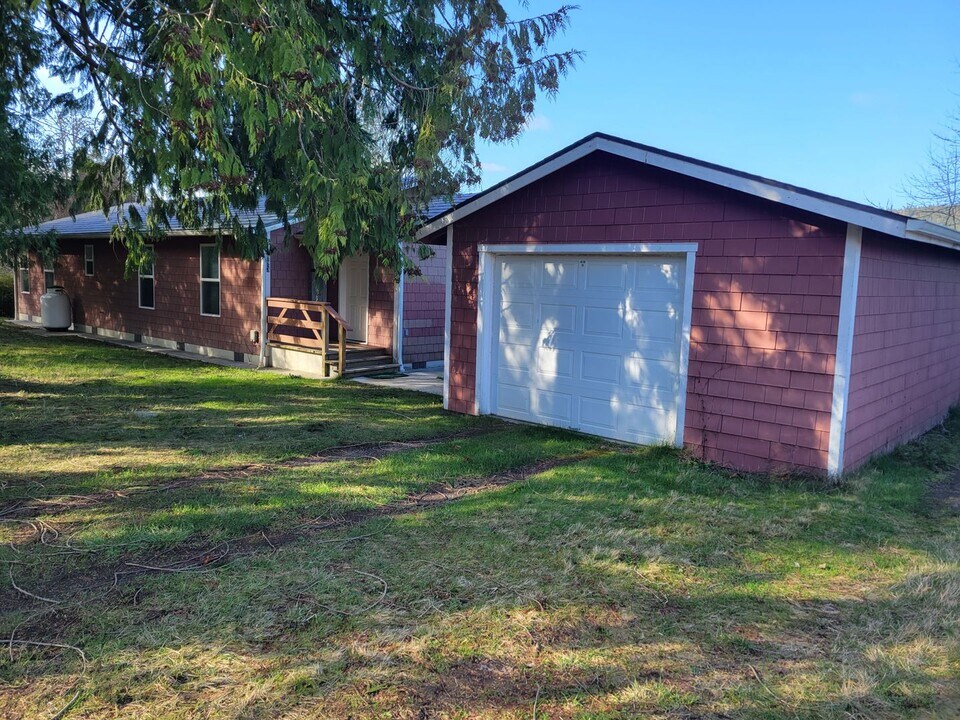 993 Fairmount Rd in Port Townsend, WA - Building Photo