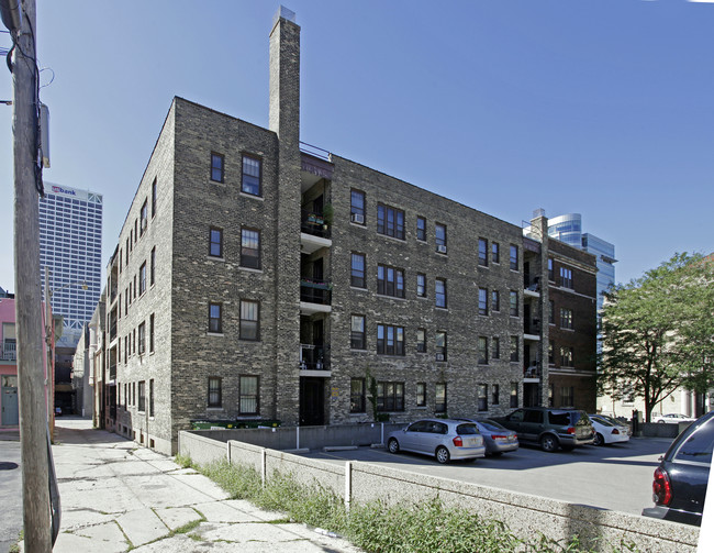 The Candon Court Apartments in Milwaukee, WI - Building Photo - Building Photo