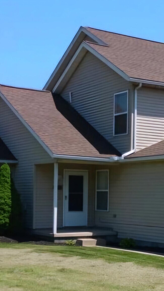 2406 Meadow Spring Cir in Akron, OH - Building Photo - Building Photo