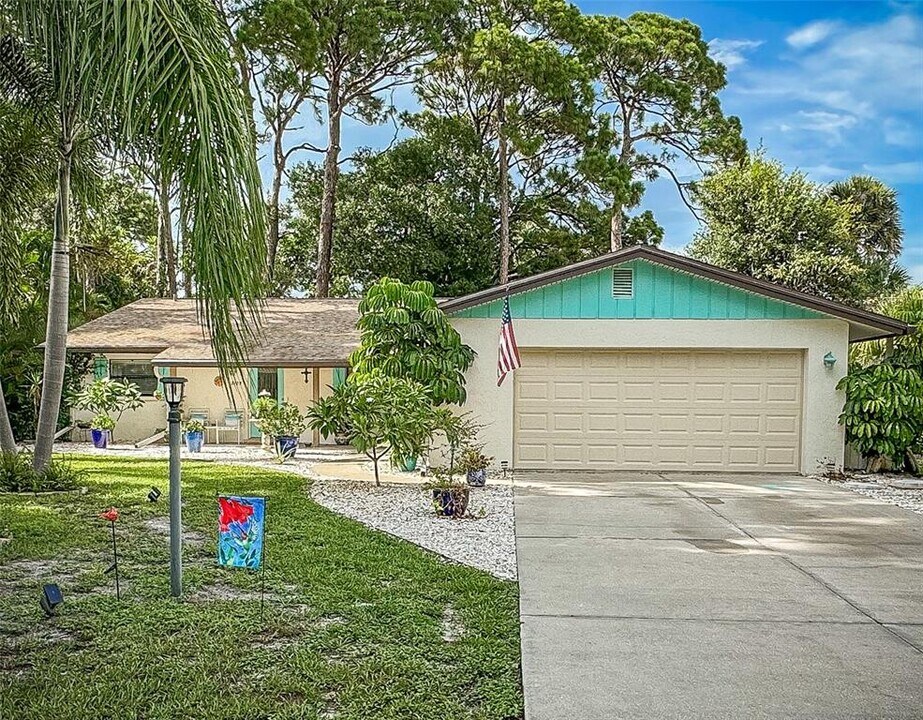 2125 Pine Gardens Trail in Sarasota, FL - Building Photo