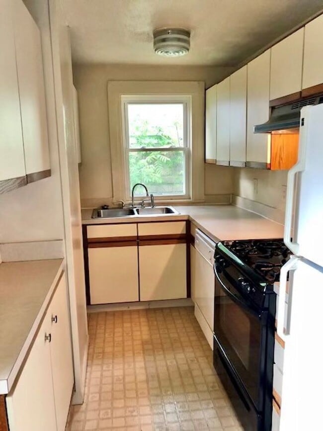 854-56 Lancaster Ave