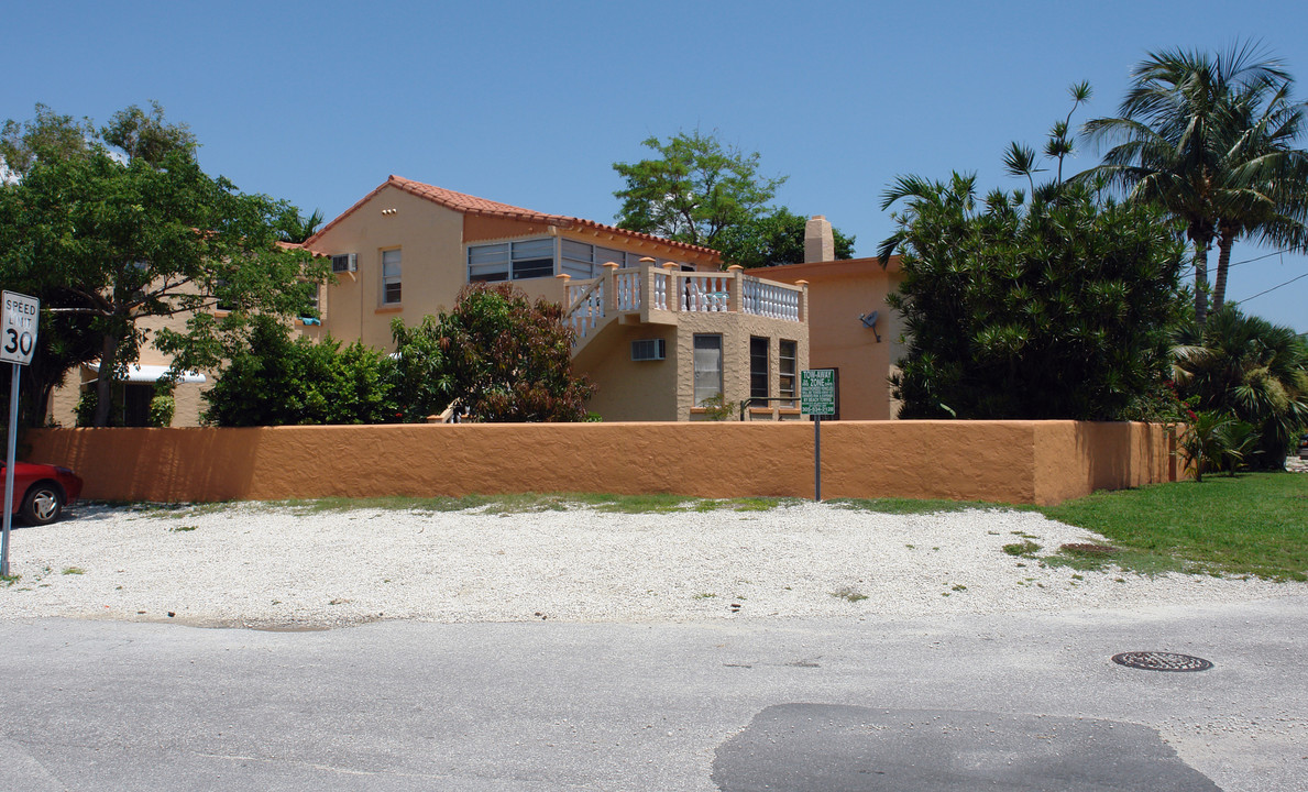 2800 Pine Tree Dr in Miami Beach, FL - Foto de edificio