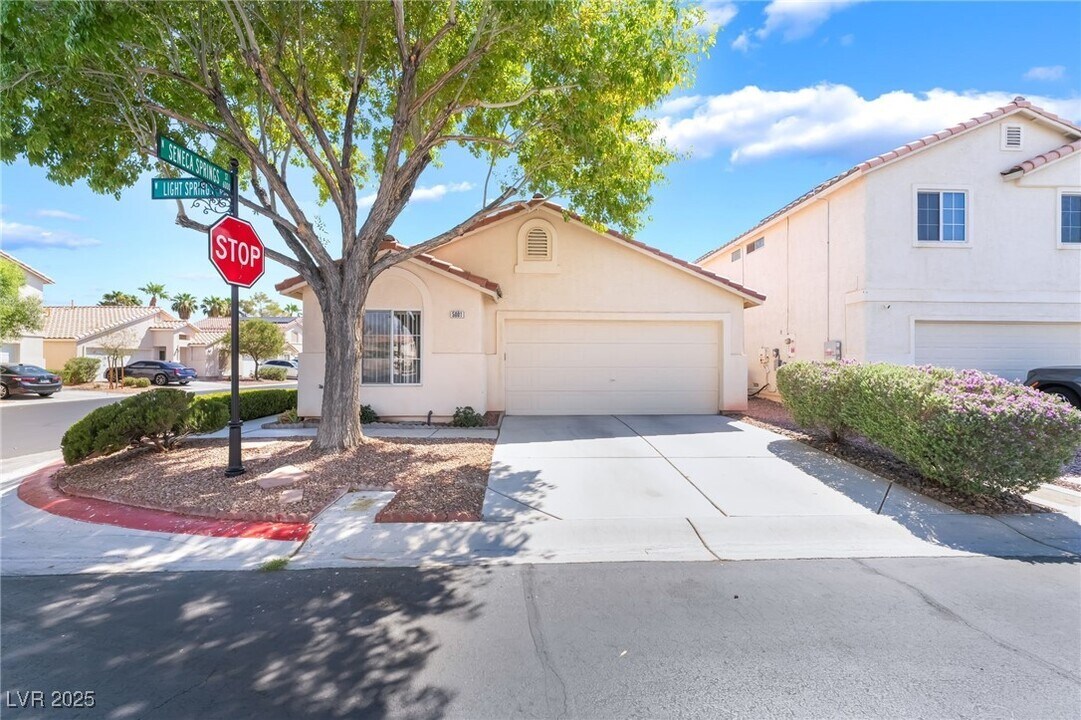 5001 Light Springs Ave in Las Vegas, NV - Building Photo