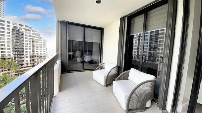 520 Brickell Key Dr, Unit A1010 in Miami, FL - Building Photo - Building Photo