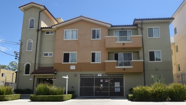 7122 Amigo Ave