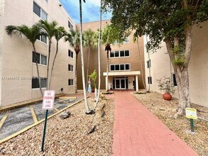 6940 Miami Gardens Dr in Hialeah, FL - Building Photo - Building Photo