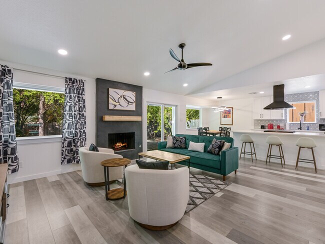 2512 Lazy Oaks Dr, Unit Entire House in Austin, TX - Building Photo - Building Photo