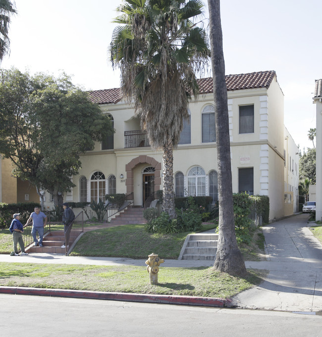 227 N Berendo St in Los Angeles, CA - Foto de edificio - Building Photo