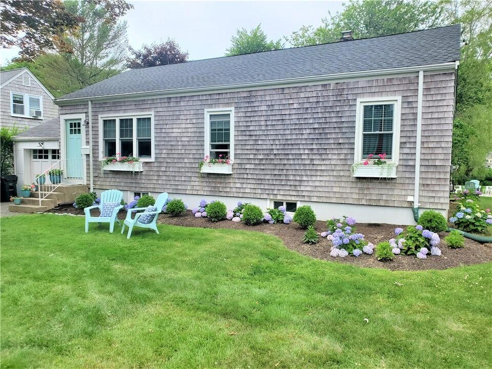 133 Carroll Ave in Newport, RI - Building Photo