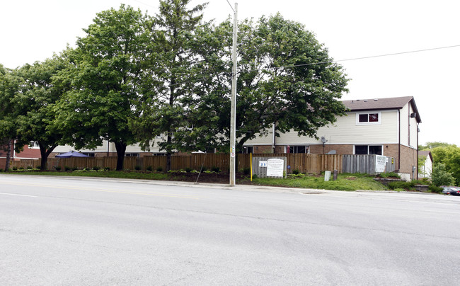 Harmony Gardens in Oshawa, ON - Building Photo - Building Photo