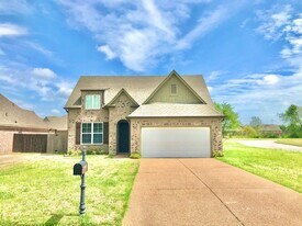 10 Green Hills Dr in Oakland, TN - Building Photo
