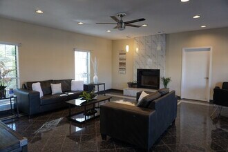 Falls of Chelsea Lane in Houston, TX - Foto de edificio - Building Photo