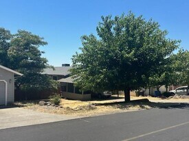 19141 Ravenhill Rd in Hidden Valley Lake, CA - Building Photo