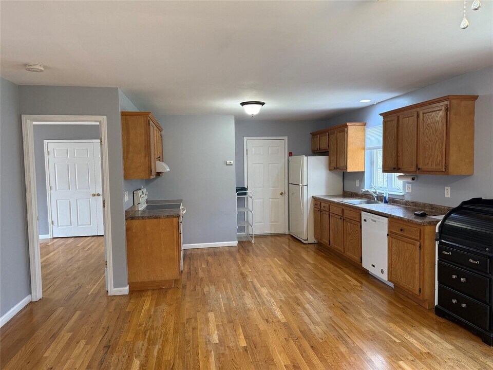 307 County Rte 49 in Middletown, NY - Building Photo