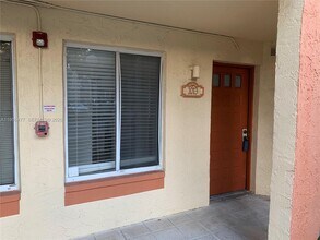 1013 Coral Club Dr in Coral Springs, FL - Building Photo - Building Photo