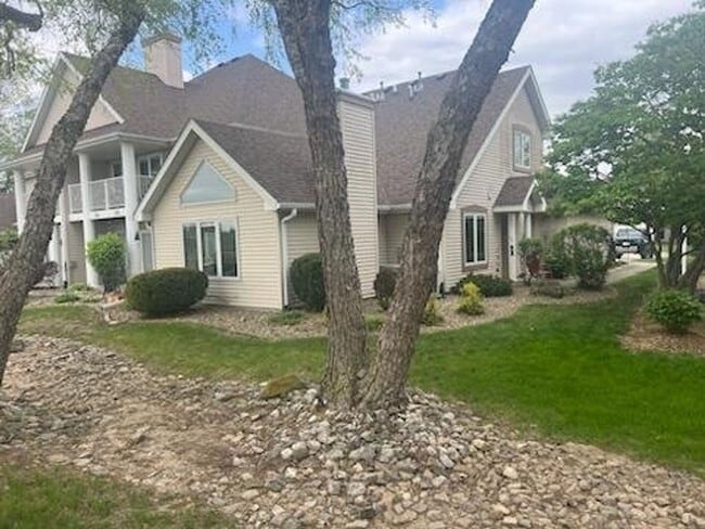 612 Bos Landen Dr in Pella, IA - Building Photo - Building Photo