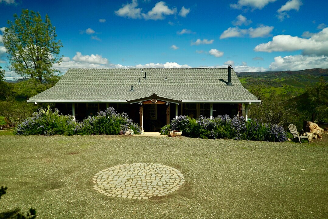 2077 Stagecoach Canyon Rd in Pope Valley, CA - Building Photo