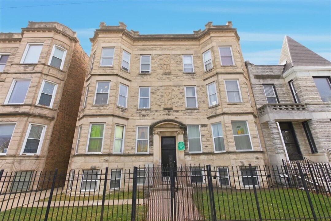 3133 W Augusta Blvd in Chicago, IL - Building Photo